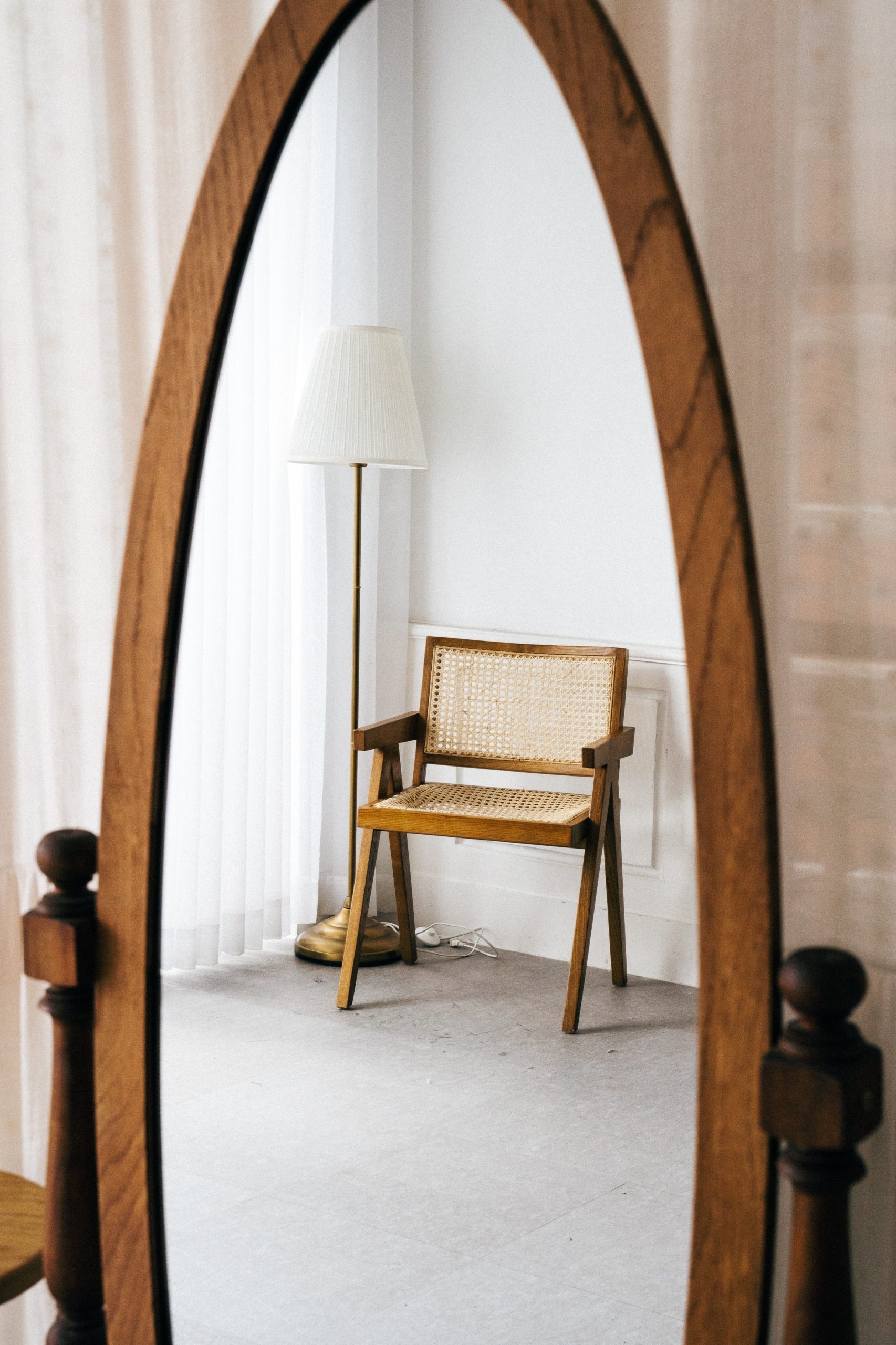 Holzspiegel und -Stuhl