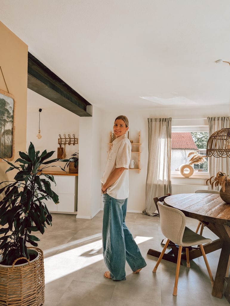 Wohnzimmer mit perfekt abgestimmten Möbelgrößen und harmonischen Proportionen