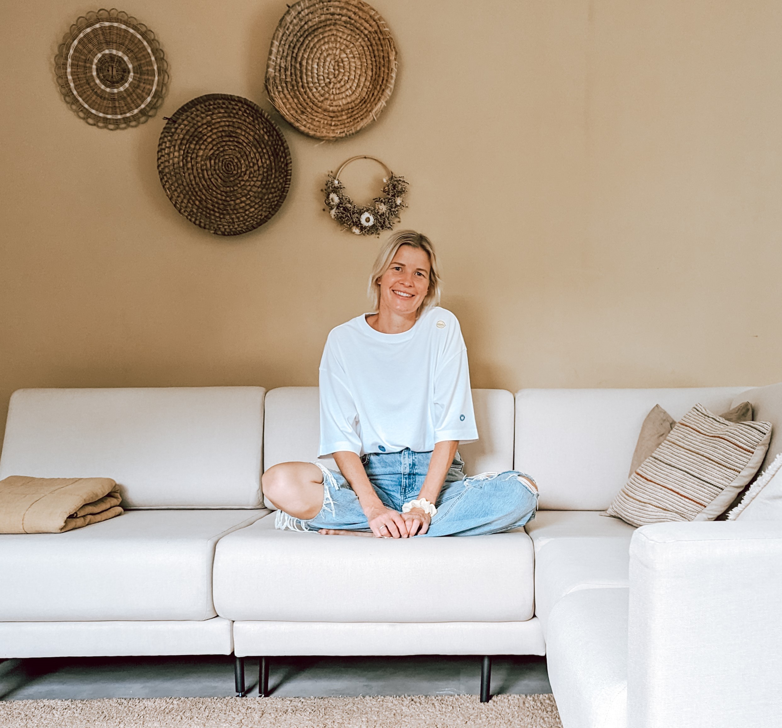 Helles, stilvoll eingerichtetes Wohnzimmer als Inspiration für den persönlichen Einrichtungsstil.