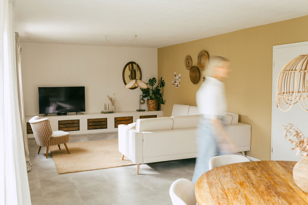 Wohnzimmer mit freien Sichtlinien, offener Raum und optimal platzierten Möbeln