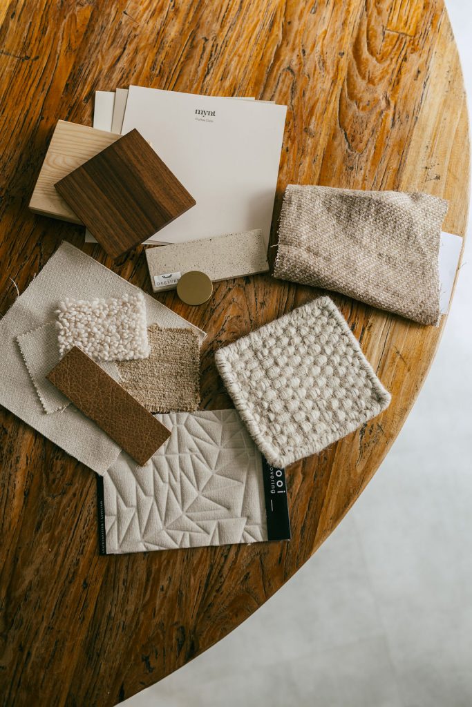 Verschiedene Materialien, Farben und Texturen für ein harmonisches Wohnzimmerkonzept