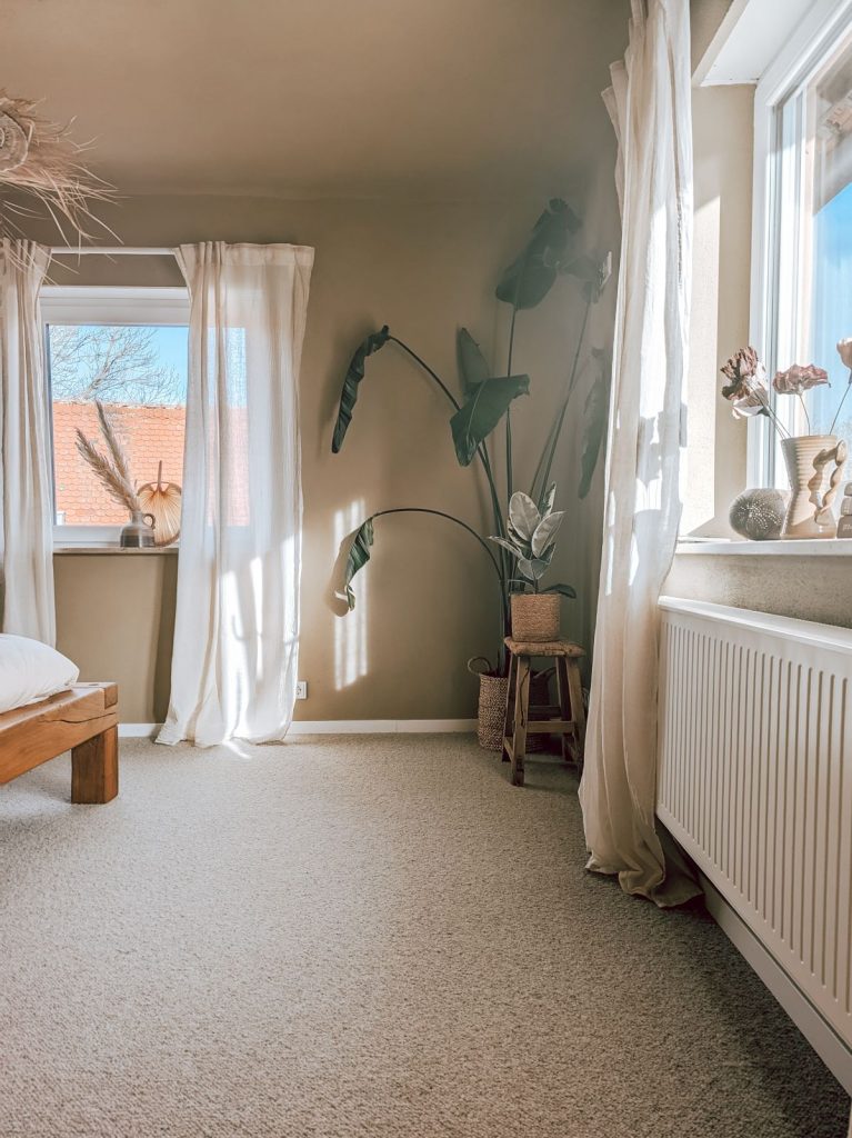 Harmonisch eingerichtetes Schlafzimmer mit natürlichen Farben und abgestimmten Materialien.